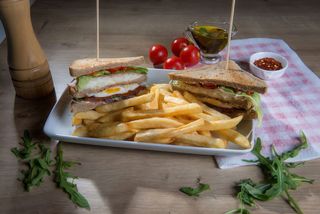 Club sandwich cu ou