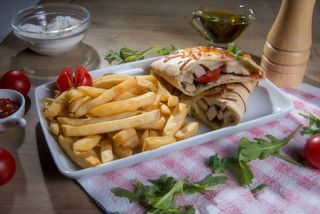 Chicken wrap cu cartofi prajiti