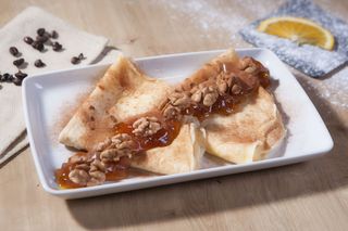 Clatite cu miere, nuci, mere si scortisoara