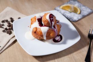 Papanasi cu dulceata de afine si sos