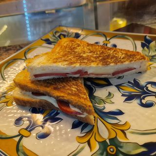 TOAST CU SUCUK( CARNAT SEMI-PICANT DE VITA)