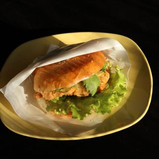 Șnițel dublu cheeseburger