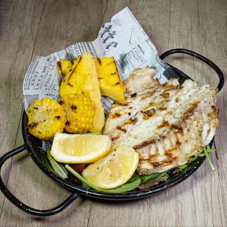 Dorada la gratar cu orez cu legume