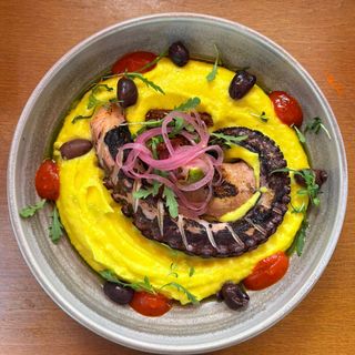 Caracatita marinata pe plita cu piure de cartofi aromat