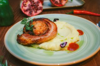 Porchetta si piure de cartofi aromat cu usturoi copt