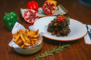 Sticky Asian Pork Ribs cu cartofi prajiti