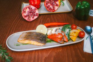 Somon si legume la grill