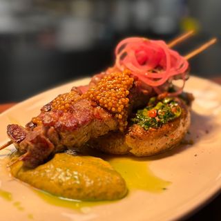 AROSTICINI DE BERBECUT CU CARTOF COPT SI SOS CHIMUCHURRI