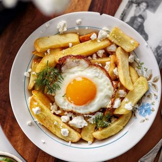 Cartofi poaspeti prajiti cu telemea si ou