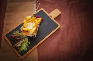 Cartofi prajiti cu branza telemea