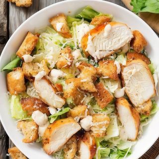 Salata Caesar cu pui crocant