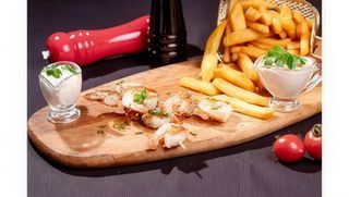 Creveți la grill cu cartofi și sos sweet chilli