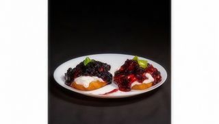 Papanași cu dulceață de vișine și afine