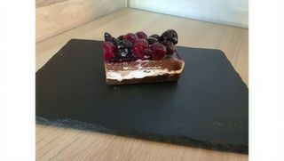 Prajitură cu cireșe, vișine și fulgi crocanți cu ciocolată