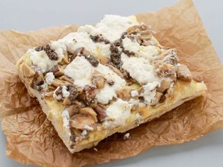 Pizza cu porcini, ricotta și cremă de trufe - portie