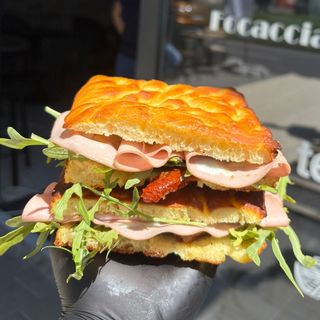 Focaccia cu prosciutto