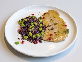 Scaloppina de curcan al limone, orez negru, edamame