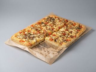 Focaccia cu roşii, măsline şi caşcaval
