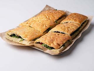 Sandwich focaccia cu cremă de brânză și rucolla