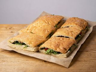 Sandwich focaccia cu hummus și spanac