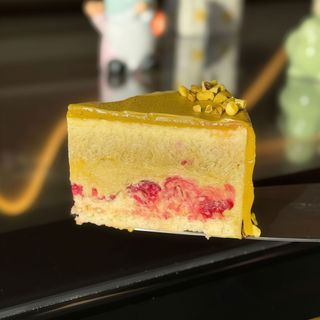 Tort cu fistic și zmeură