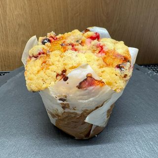 Brioșă cu cremă de brânză, coacăze roșii și matcha - 