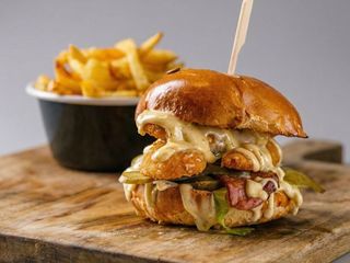 Meniu Fried Chicken&Bacon burger [cu cartofi, salata si sos]