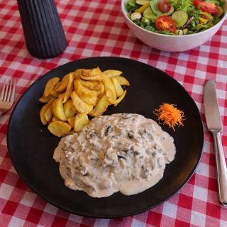 Piept de pui cu sos de ciuperci,cartofi aurii si salata asortata