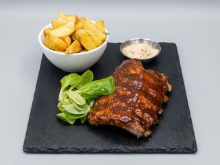 Coasta de porc cu sos BBQ