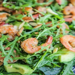 Insalatona con gamberi e avocado