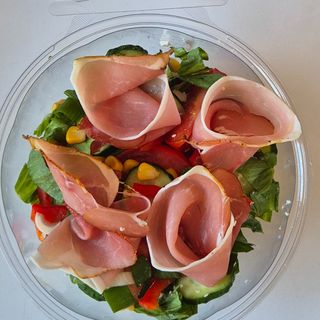Salată de legume cu prosciutto 