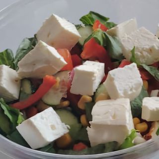 Salată de legume cu telemea 