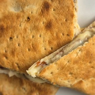 Quesadilla cu pui si sos la alegere