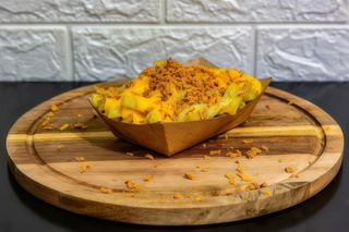 Cartofi prajiti cu sos cheddar si ceapa crispy
