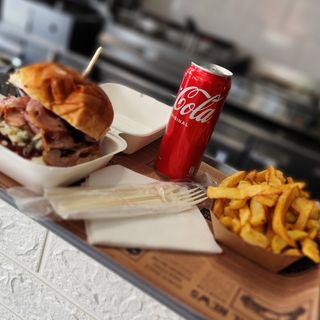 BURGER GOURMET+CARTOFI PRAJITI+COLA/FANTA/SPRITE DOZA
