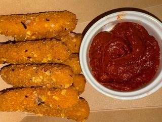 Mozzarella Sticks with marinara sauce 7pcs