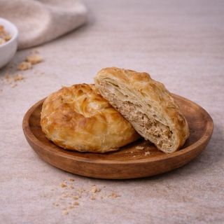 Plăcintă cu pui și cașcaval, 150g