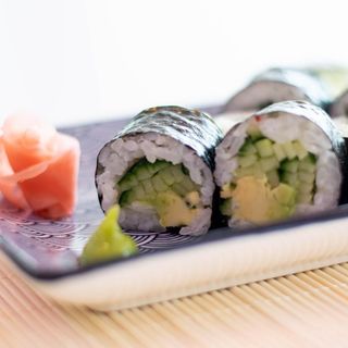 ROLL CU AVOCADO ȘI CASTRAVEȚI 