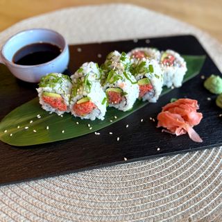 TUNA TARTAR ROLL