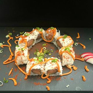 Somon iute cu ceapa verde uramaki