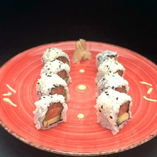 Somon cu avocado uramaki