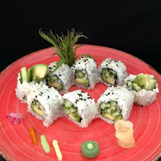 Avocado cu castravete uramaki