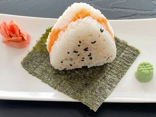 Onigiri cu somon afumat