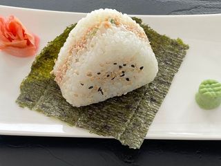 Onigiri cu ton copt