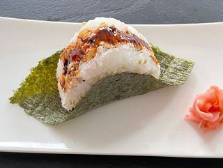 Onigiri cu somon copt 100g