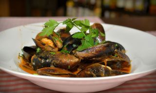 Sote de midii cu sos rosu