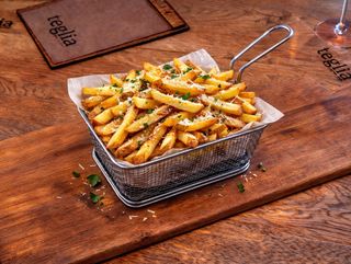 CARTOFI PRAJITI CU PARMEZAN