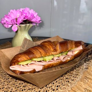 Croissant cu sunca de pui (180g) 