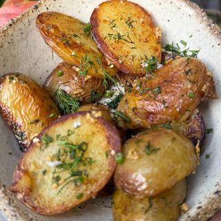 Cartofi noi cu usturoi si marar