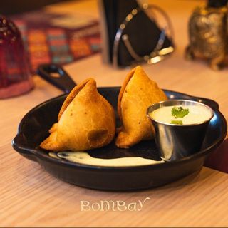 Sabzi Samosa & Sos Pudina Chutney / Pachețele prăjite cu legume